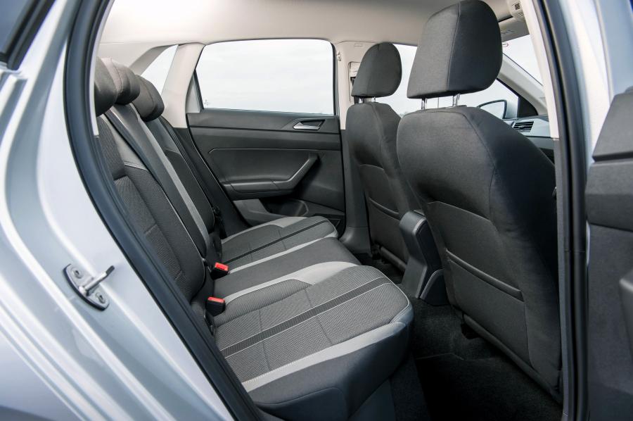 Интерьер Volkswagen Polo 2017 года  (UK) (фото 33 из 40)